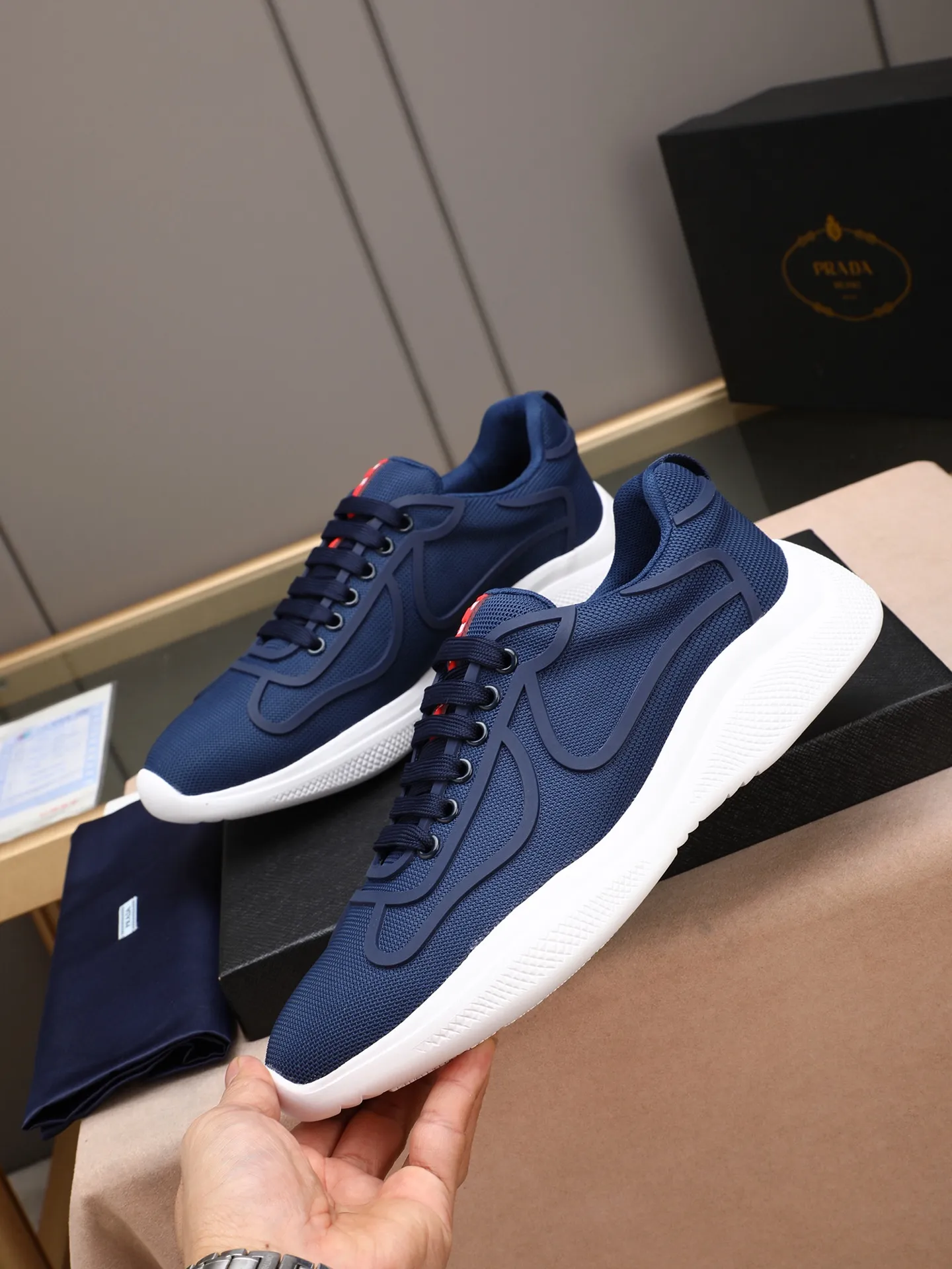 Men's shoes 💰400 PRADA/Prada men's lace-up casual sports shoes, the upper is made of imported rubber and breathable mesh. It is soft, comfortable and breathable. The tongue is decorated with the PRADA brand letter logo. The thick rubber sole echoes the red label tongue. The style is fashionable and elegant. The details are carefully crafted. A casual sports shoe with a super western style and excellent breathability!  Size: 38-44 (45 46 customized)